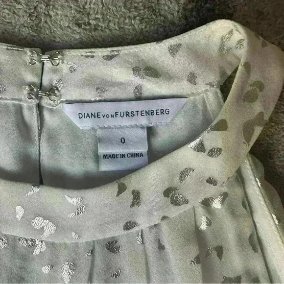 Diane Von Furstenberg Parvay Flutter Foil Top Size 0 - Picture 3 of 7